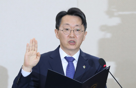 선서하는 김현준 국세청장 후보자 (서울=연합뉴스) 김주형 기자 = 김현준 국세청장 후보자가 26일 오전 국회에서 열린 인사청문회에서 선서하고 있다. 2019.6.26 kjhpress@yna.co.kr (끝)